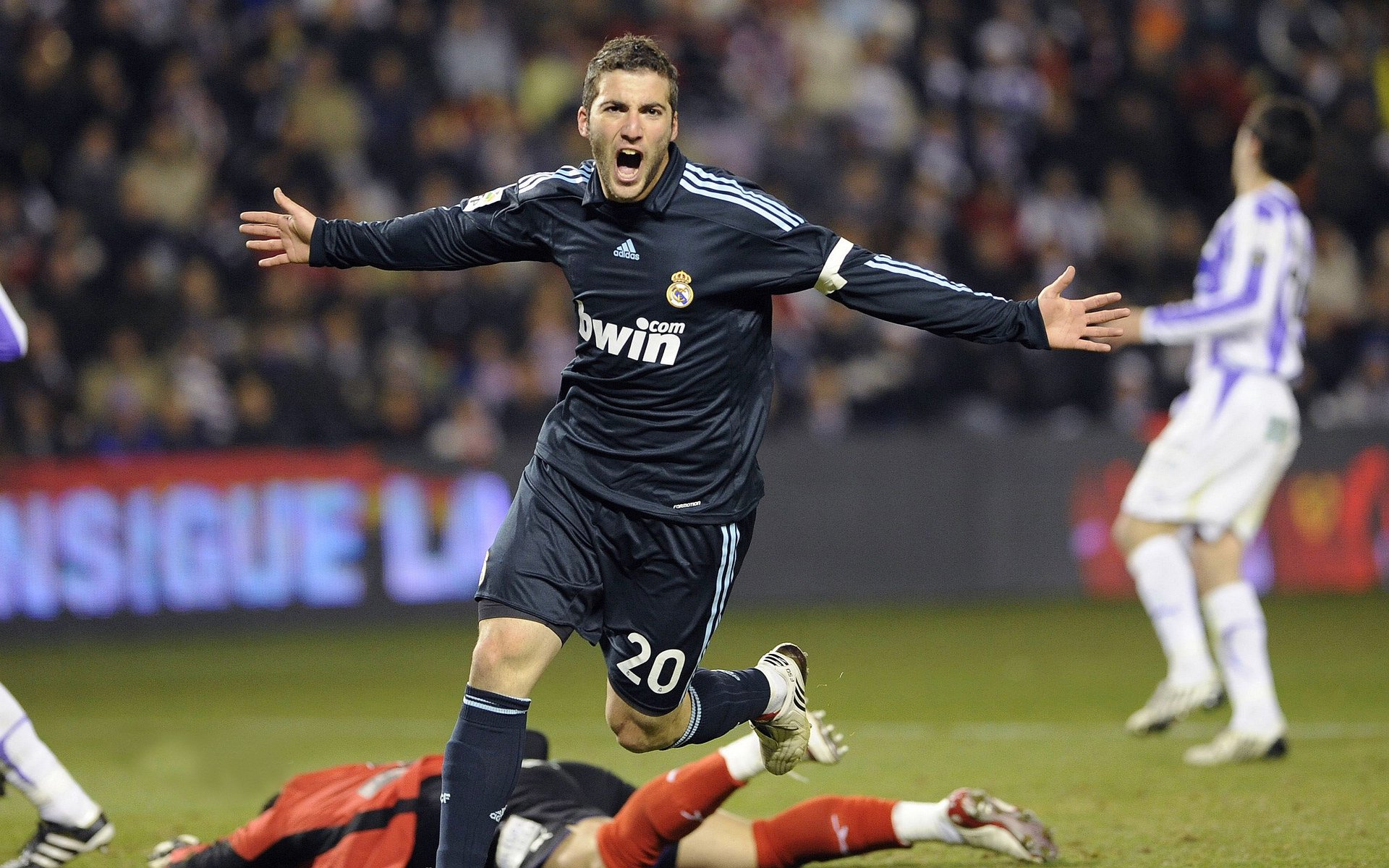 爱游戏入口-“安赫尔·巴尔博萨的战术执行力与球场视野，帮助美洲狮队制定完美计划”